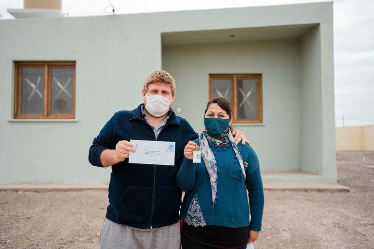 Las entregas se hacen con distancia social y máscaras puestas.