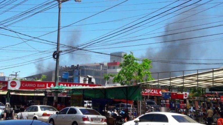 El "Shopping City" se encuentra a 500 metros del puente que lleva a Posadas (foto: ABCColor).