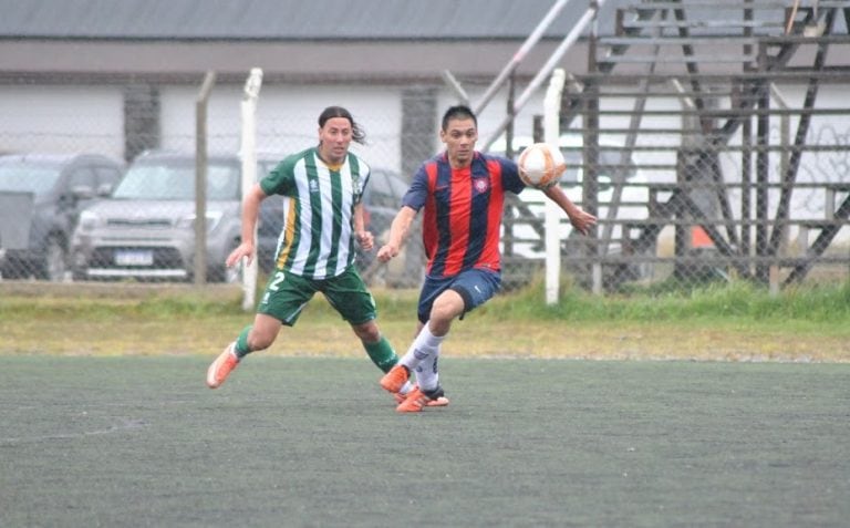 Maximiliano Bossi se fue expulsado por doble amarilla (Jugador de Los Cuervos).