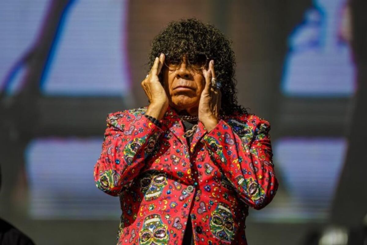 Reapareció la Mona Jiménez, cantando en la cuarentena