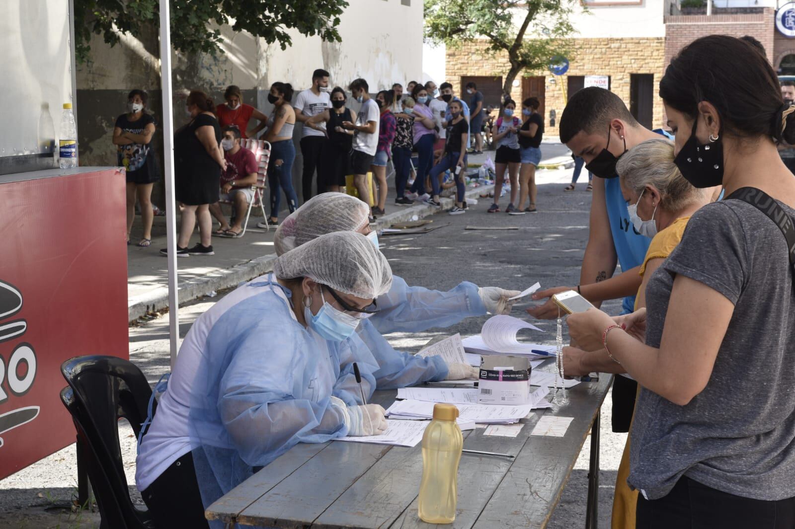 Hisopados y testeos en el ex Registro Civil de avenida Colón de la ciudad de Córdoba. (Ramiro Pereyra / La Voz)