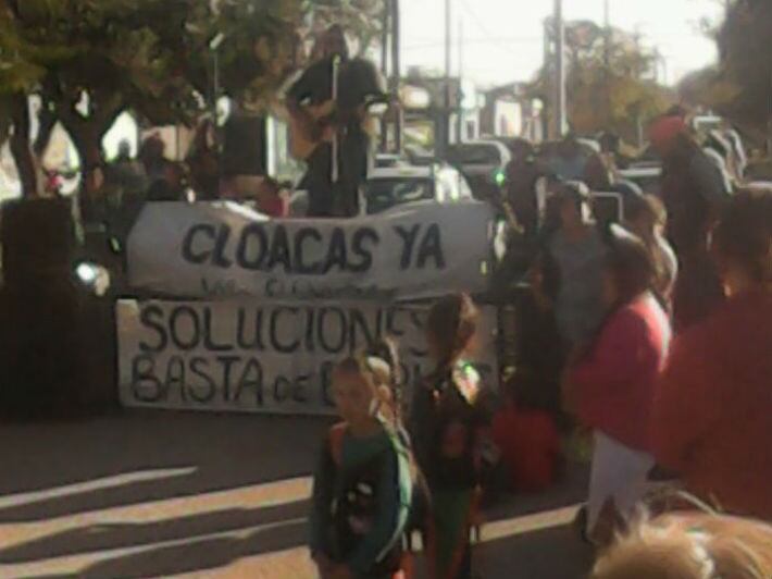 Vecinos en la protesta de Villa El Libertador