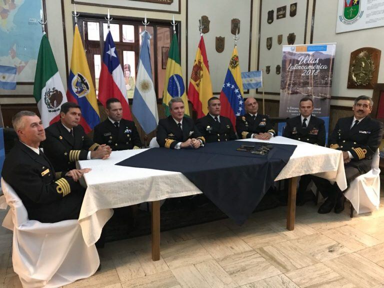 Conferencia de prensa en el Área Naval Austral