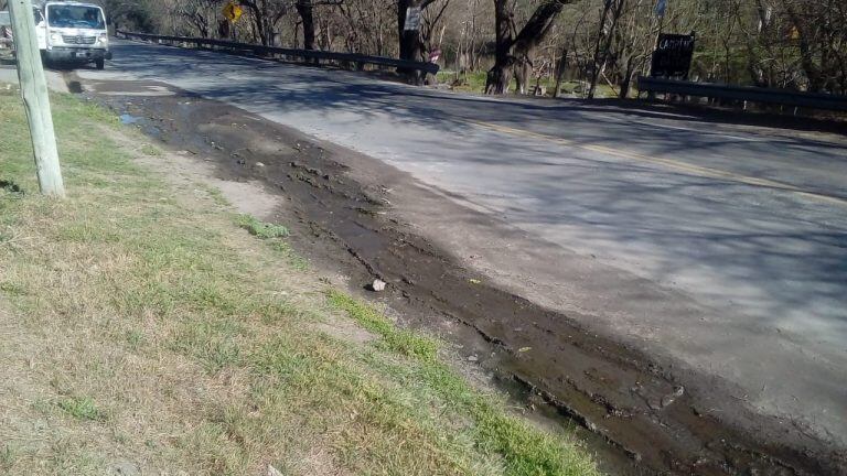 Los vecinos no pueden transitar por la banquina.