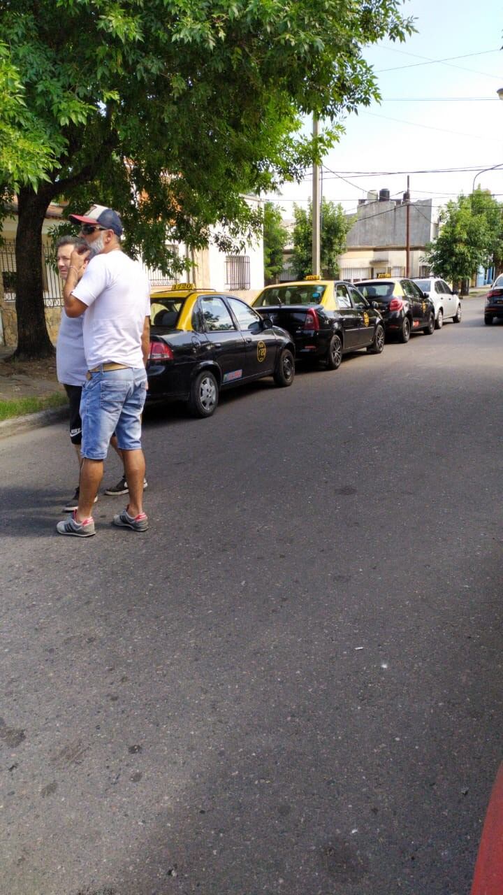 El cortejo fúnebre de Gerónimo Escobar era acompañado por un nutrido número de taxistas. (@maxiklan)