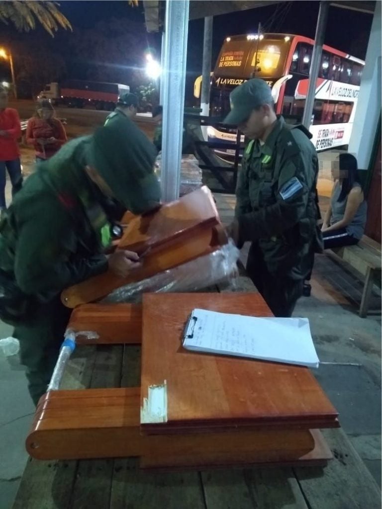 La cocaína estaba oculta entre las tablas de las piezas de las mesas. A la derecha, atrás, la joven peruana detenida,