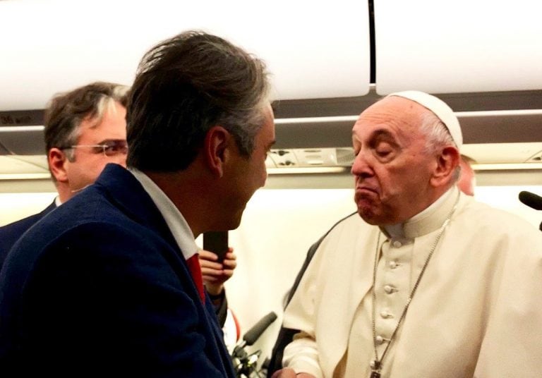 GRAF2274. A BORDO DEL AVIÓN PAPAL -, 19/11/2019.- El papa Francisco responde con humor sobre cuándo viajará a su país, Argentina, ya que ha afirmado: "Pregúnteselo al Padre Eterno" respondiendo a uno de los periodistas durante el vuelo hacia Bangkok. EFE/ -