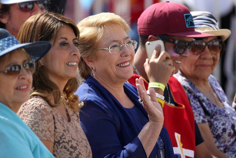 Chile's President Michelle Bachelet waves before the arrival of Pope Francis at Lobito beach in Iquique, Chile, January 18, 2018.    REUTERS/Alessandro Bianchi