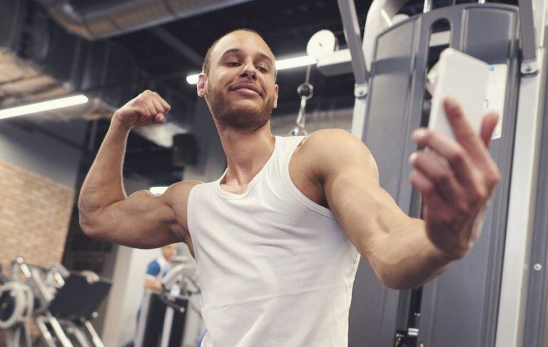 Las personas que todo el tiempo se toman selfies durante sus entrenamientos estarían buscando la aprobación constante de los demás e intentando demostrar el tiempo que invierten en el cuidado de su cuerpo.