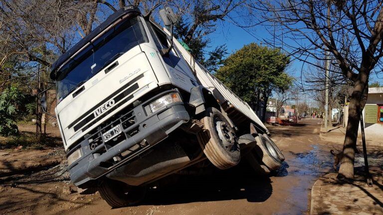 Se hundió el asfalto y un camión cayó en un pozo en Villa El Libertador.