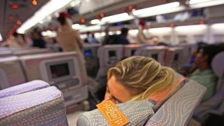 Mujer durmiendo en avión