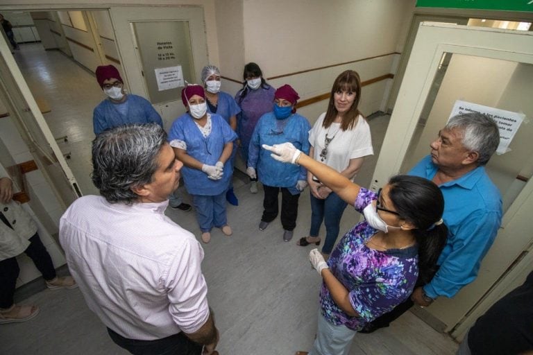 El gobernador Capitanich y parte del equipo de Salud Pública recorrió los hospitales del Area Metropolitana de Resistencia, donde se está dando una mayor demanda de atención.