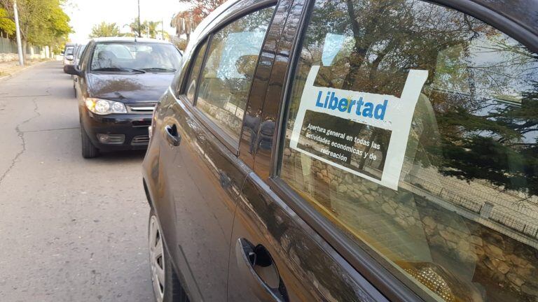 "Libertad. Por la apertura de todas las actividades". Una de las consignas de los manifestantes en la cuarentena.