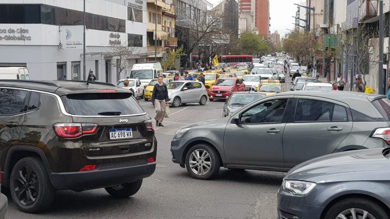 Marcha de taxistas al Concejo Deliberante.