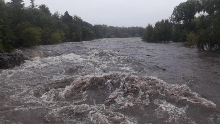 Por el fuerte incremento del caudal del río se debieron clausurar ados y puentes de la ciudad.