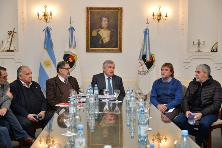 De izquierda a derecha, Aguiar, Cabana Fusz, Jorge, Morales, Rizzotti y Skinner, en la reunión con la UTA Jujuy.