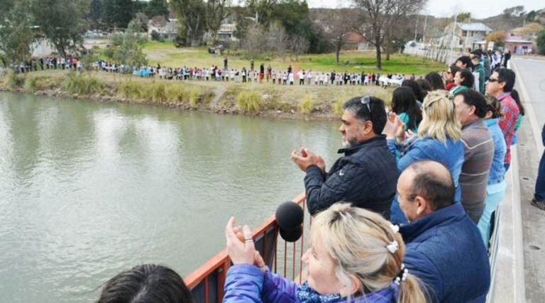 El intendente Barrionuevo en el puente, junto a una multitud (Facebook)