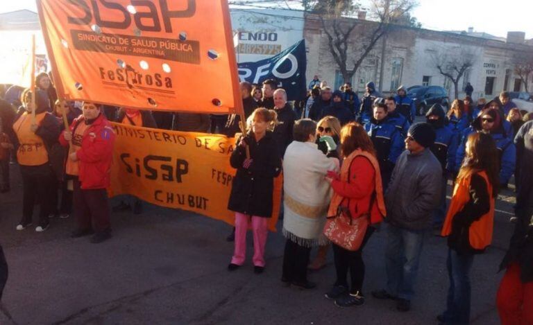 Trabajadores estatales se movilizan a Casa de Gobierno en reclamo por sus sueldos.