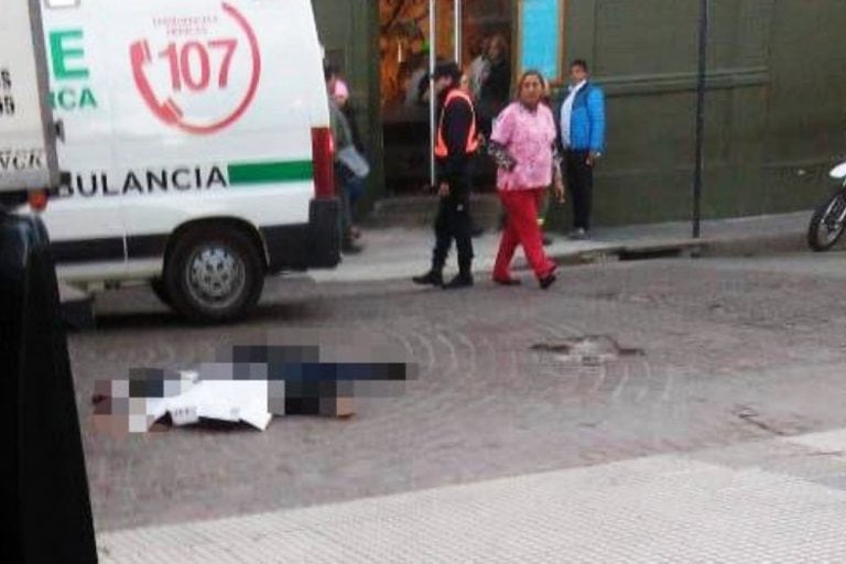 La comerciante quedó tirada en la calle, luego de que el camión la embistiera.