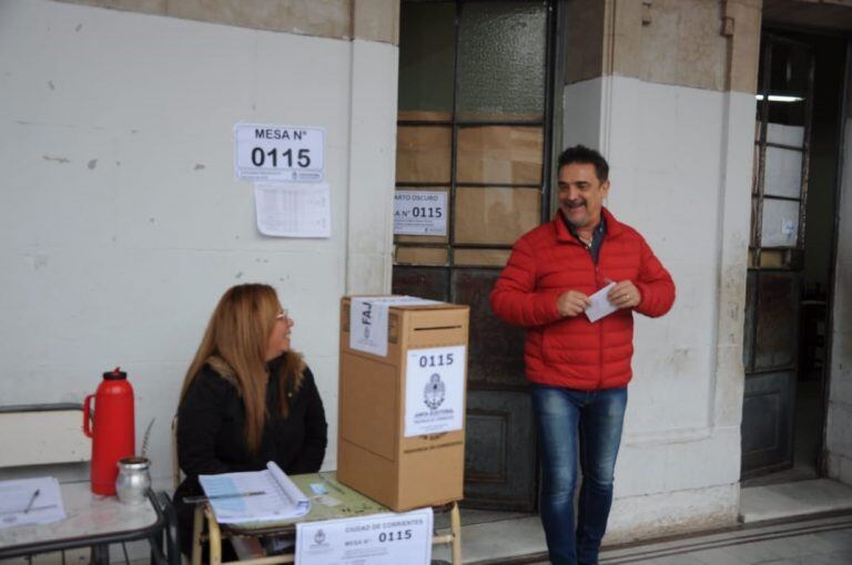 Nito Artaza votó en el Colegio Nacional