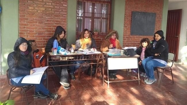 Los directivos atienden a los padres en la galería de la escuela porque tampoco tienen dirección.