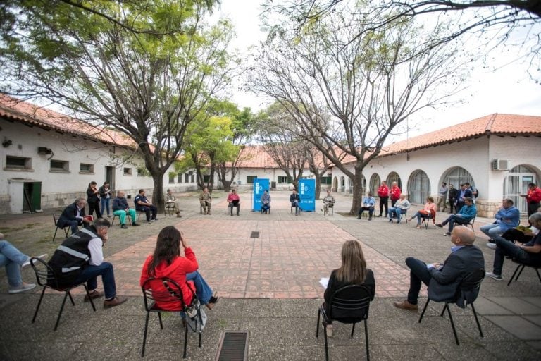 Reunión en el Centro de Operaciones de Emergencia central.