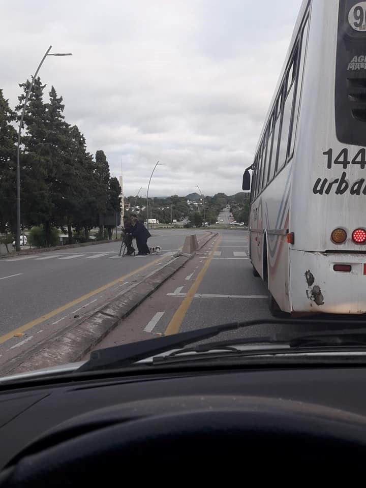 Un chofer ayudó a dos abuelos a cruzar la ruta. Suceddió en Embalse