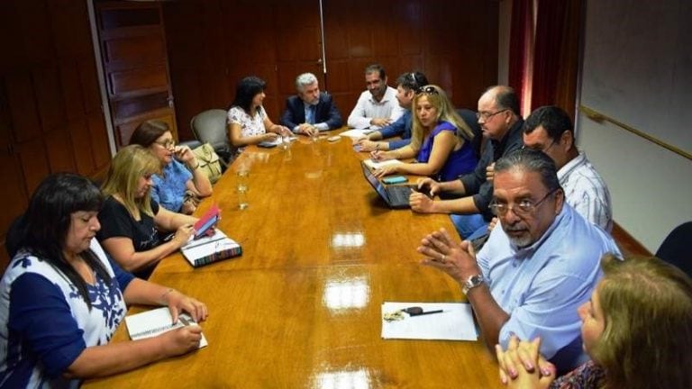 Este martes volverán a reunirse los gremios docentes con el gobierno.