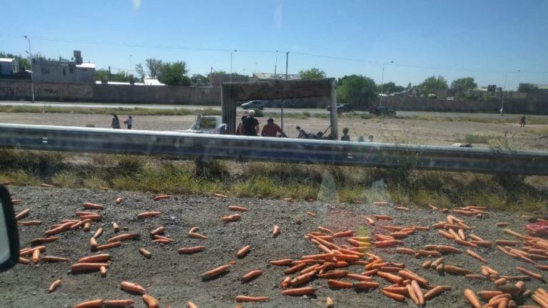 Varios bolsas de zanahorias quedaron tendidas en el piso. (Gentileza)