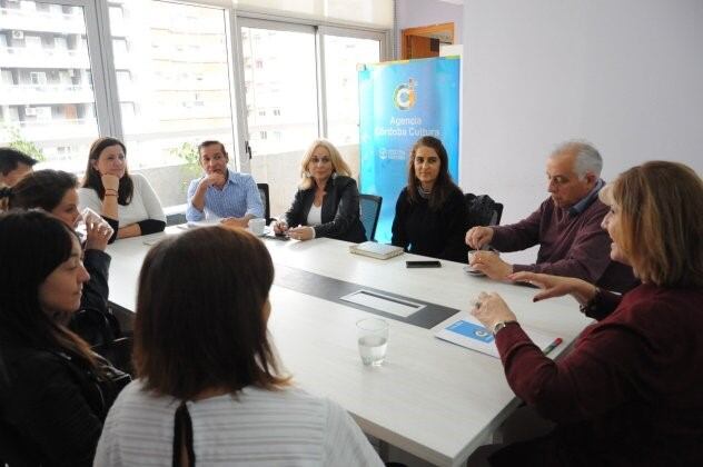 Entrega de ayuda económica a la Biblioteca Sarmiento de Río Ceballos (Foto: Info Sierras)