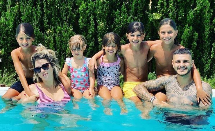 Wanda y Mauro Icardi con toda su familia (Web)