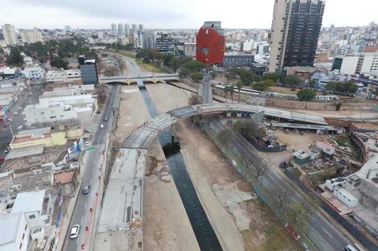 Schiaretti recorrió los puentes Gobernador Mestre y 25 de Mayo, próximos a inaugurarse en la ciudad Capital. (Prensa Gobierno)