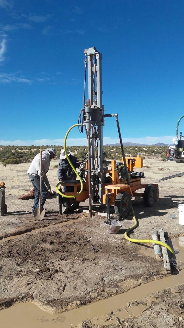 El equipo de perforistas de la Coordinación de Agencias de Desarrollo, en plena tarea en Cieneguillas.