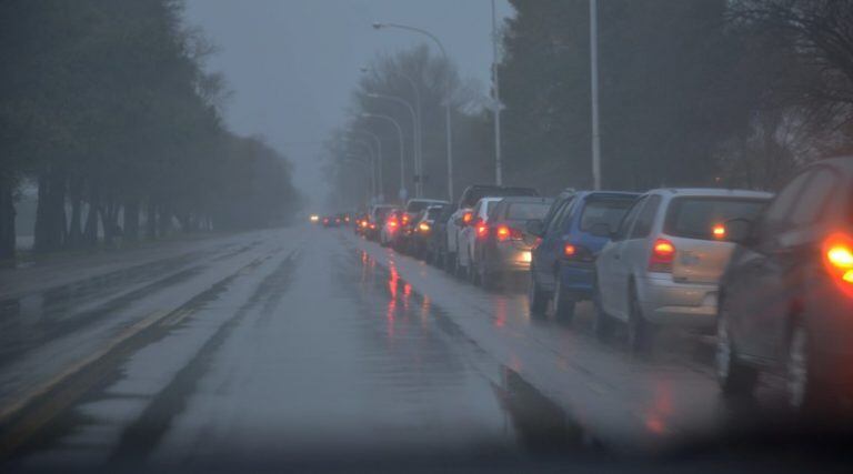 La interminable cola de automóviles sobre la Ruta 35 esperando su turno para ingresar a la única estación de servicios que funcionaba (Vía Santa Rosa)