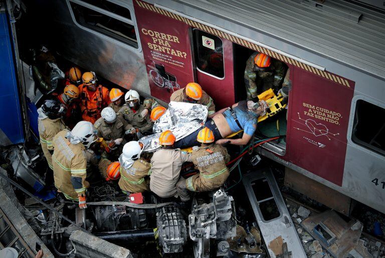 Uno de los dos conductores murió tras pasar siete horas atrapado entre los hierros de la cabina. (EFE)