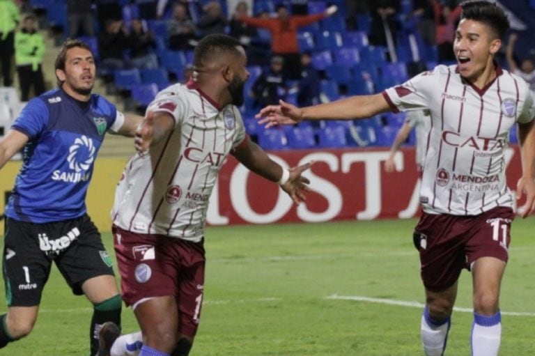 Festejo alocado del "Morro" García: 2-0 para Godoy Cruz.