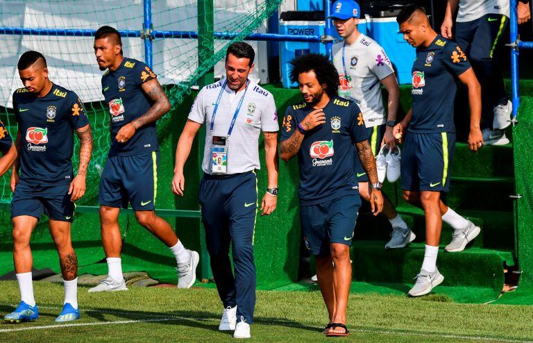 Marcelo presenciando el entrenamiento del viernes con ojotas (Foto: Nelson Almeida/AFP¨)