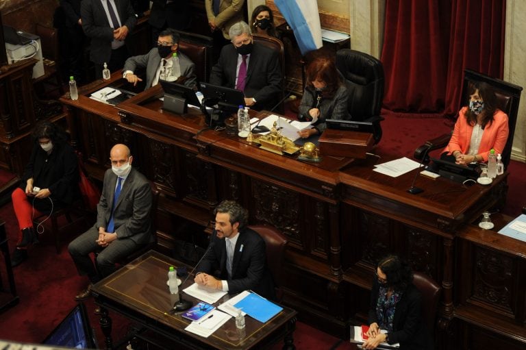 El jefe de gabinete brindo su primer informe en la camara alta del congreso