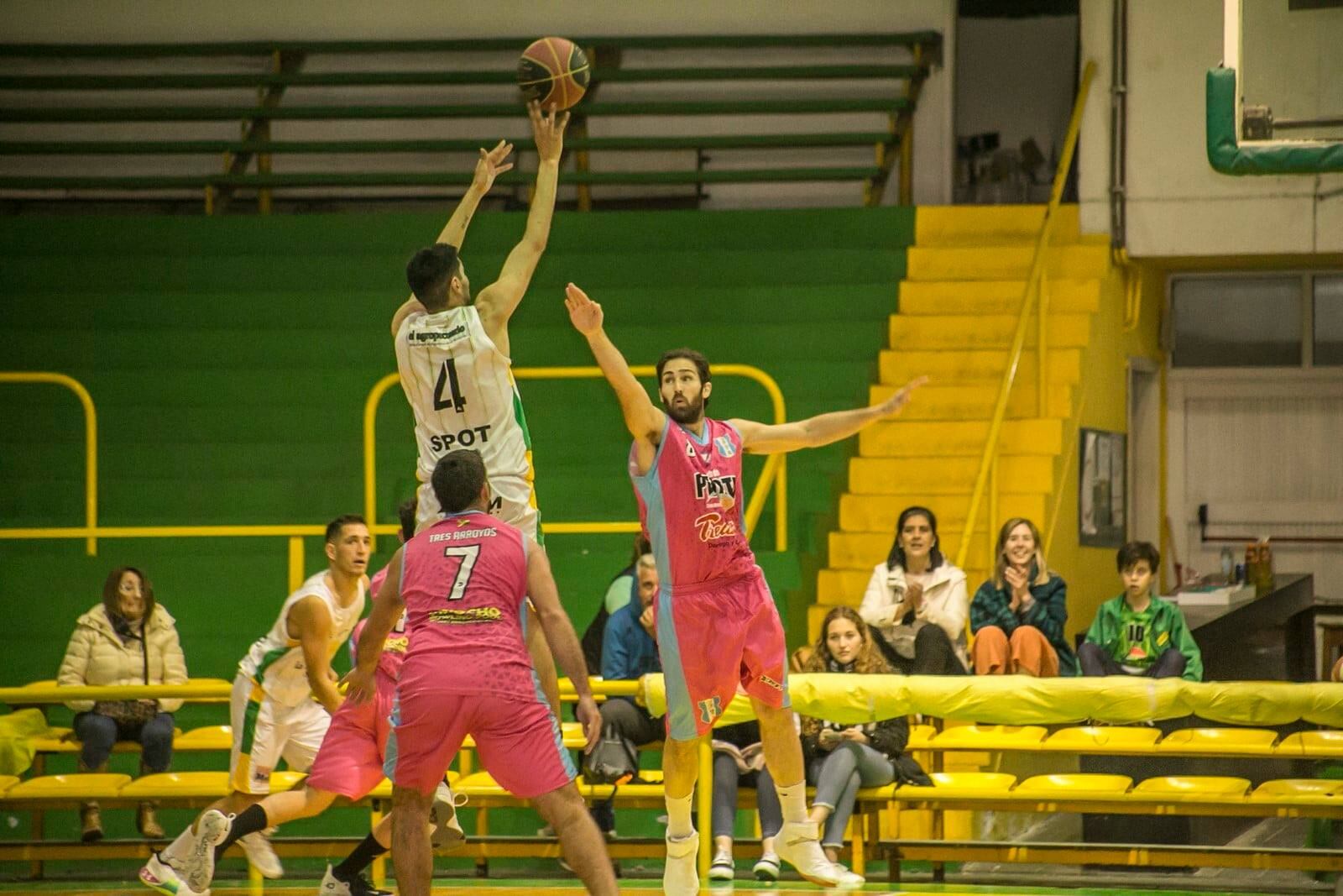 Costa Sud venció a Club de Pelota y es el líder provisorio del Oficial de Básquet (foto: facebook: zona naranja TA)