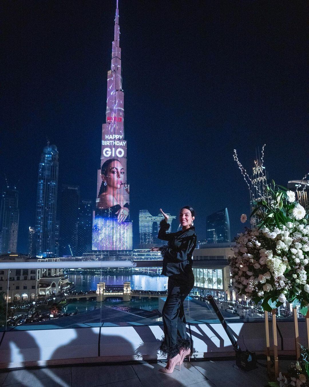 Frente al Burj Khalifa.