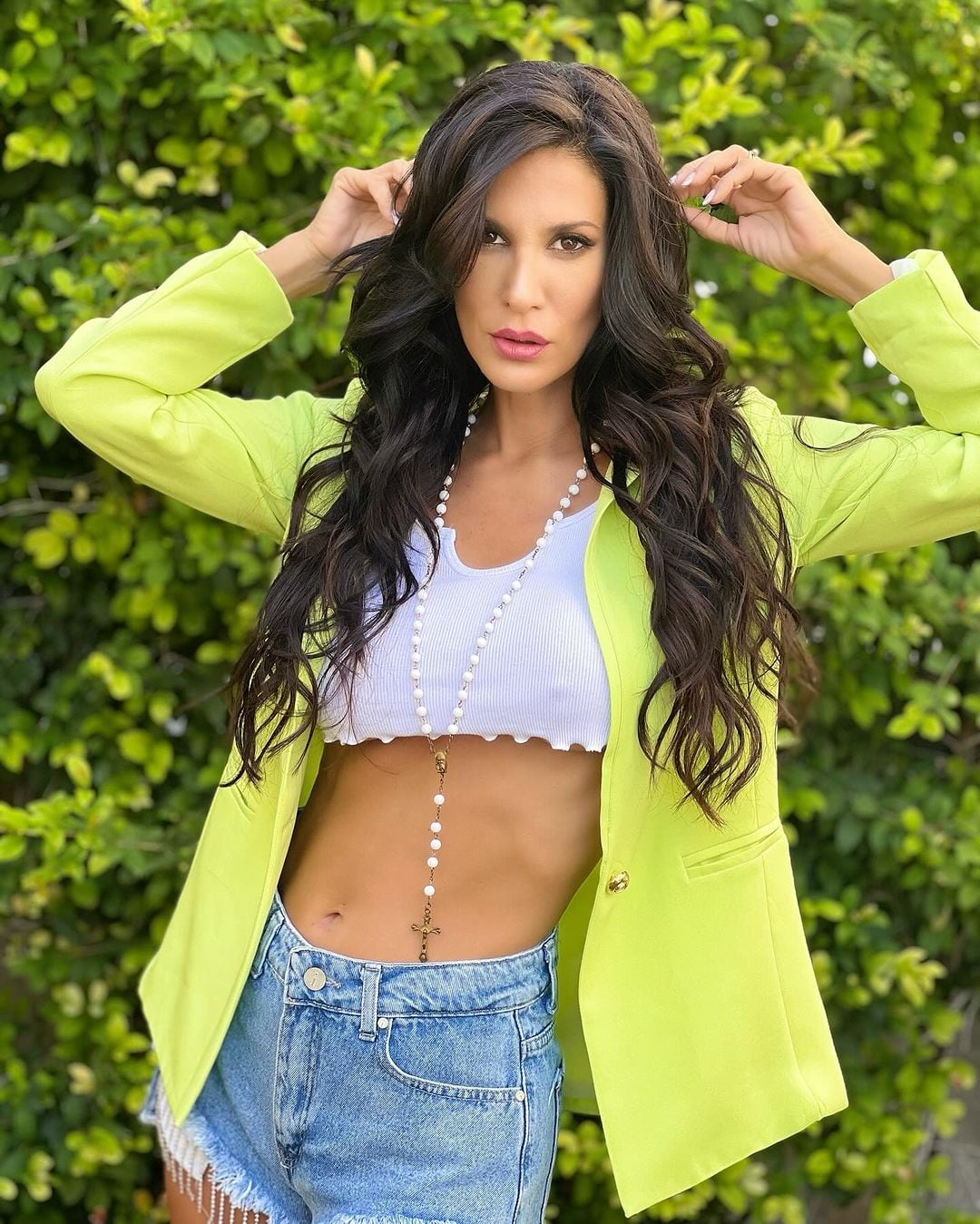 Silvina Escudero se declaró fan del team verano y deslumbró con su outfit