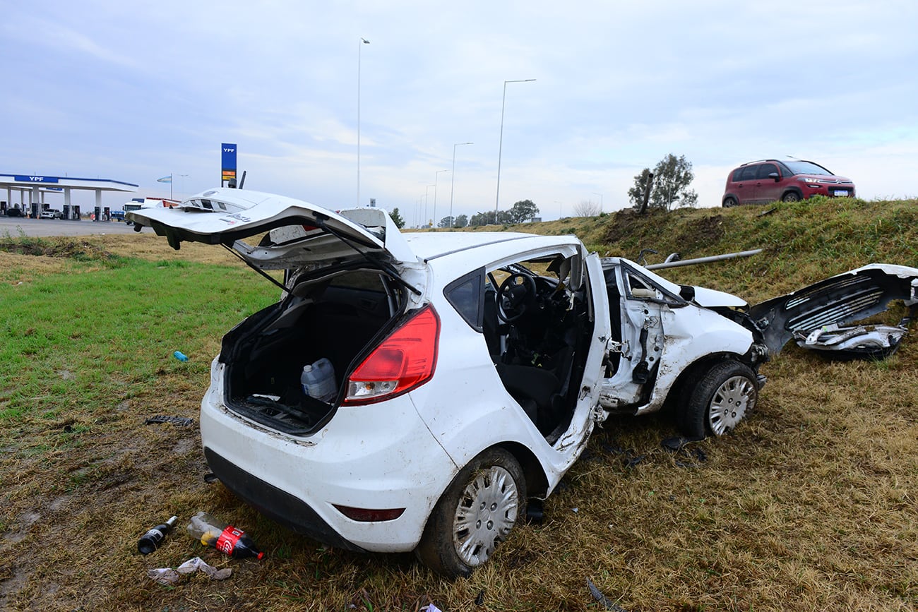 Accidente autopista Córdoba-Rosario. Tres agentes penitenciarios se estrellaron contra un poste, en la zona de Villa Posse.(José Gabriel Hernández / La Voz)