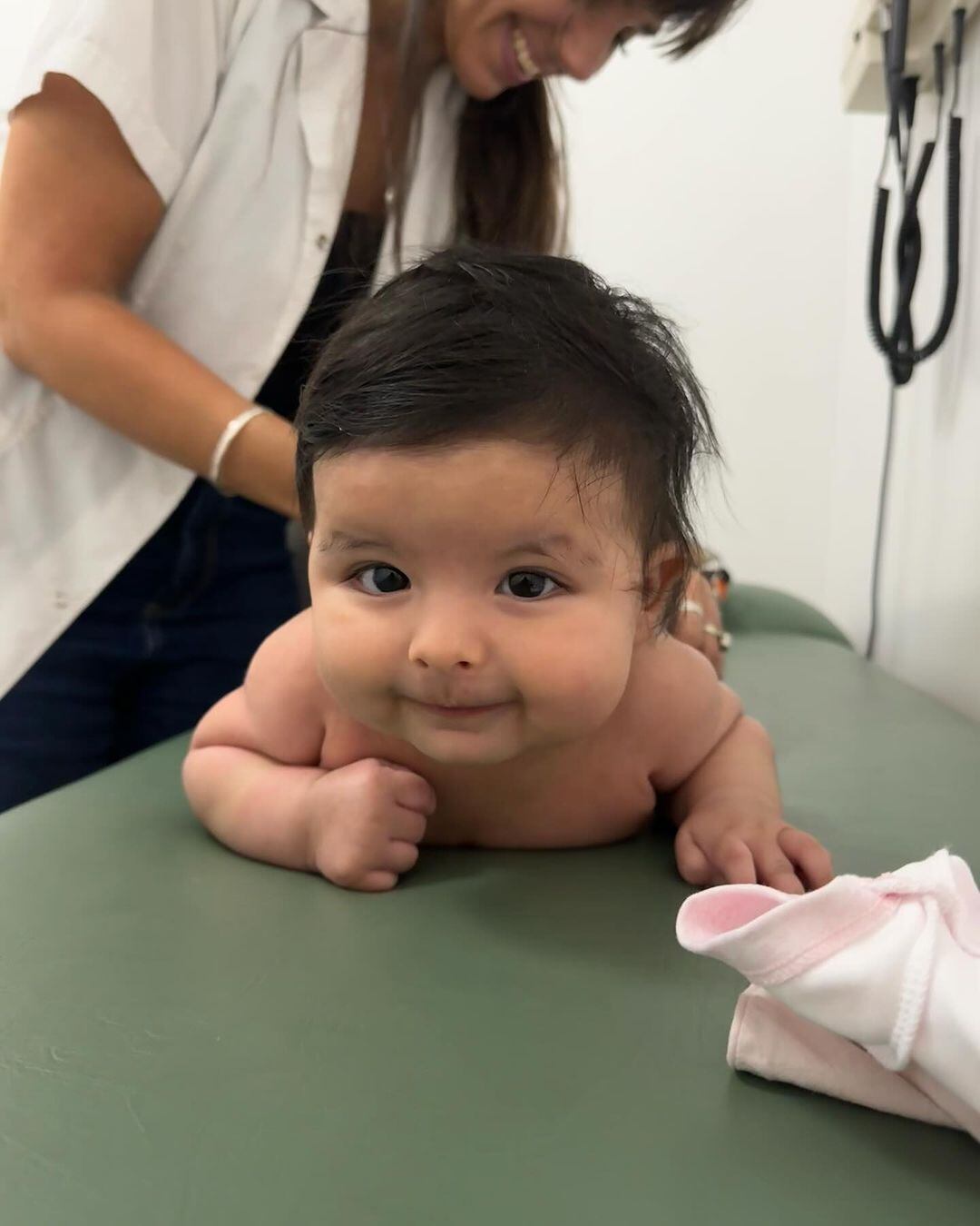 Inti, la hija de Cazzu y Nodal en su visita médica.