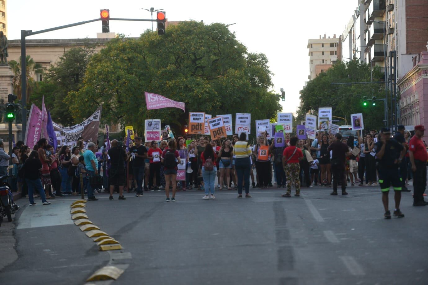 Familiares y amigos de la docente piden la aparición con vida de la mujer.