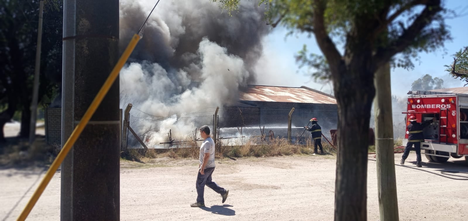 Incendio en una gomería en calle Chaco y Av. Caseros