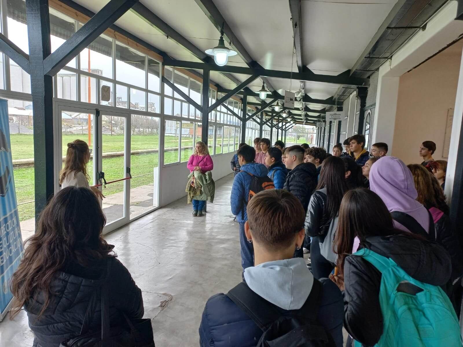 Alumnos de diferentes establecimientos educativos visitan el Centro Cultural La Estación de Tres Arroyos