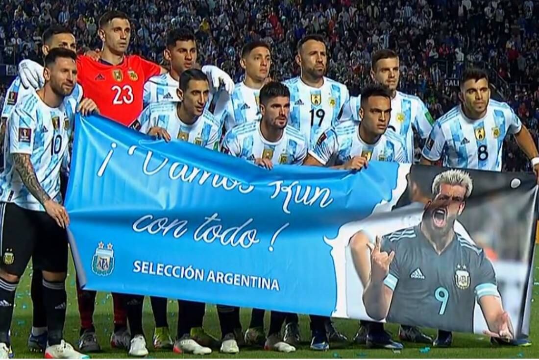 El cartel que mostró el equipo para el Kun (Captura de TV)