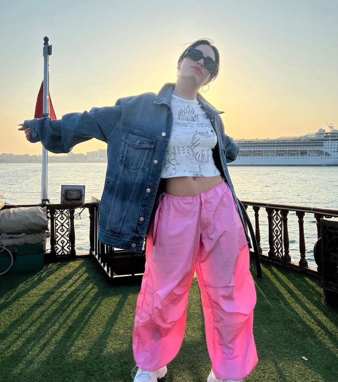 Lali lució un pantalón rosa: su ítem estrella en Qatar.