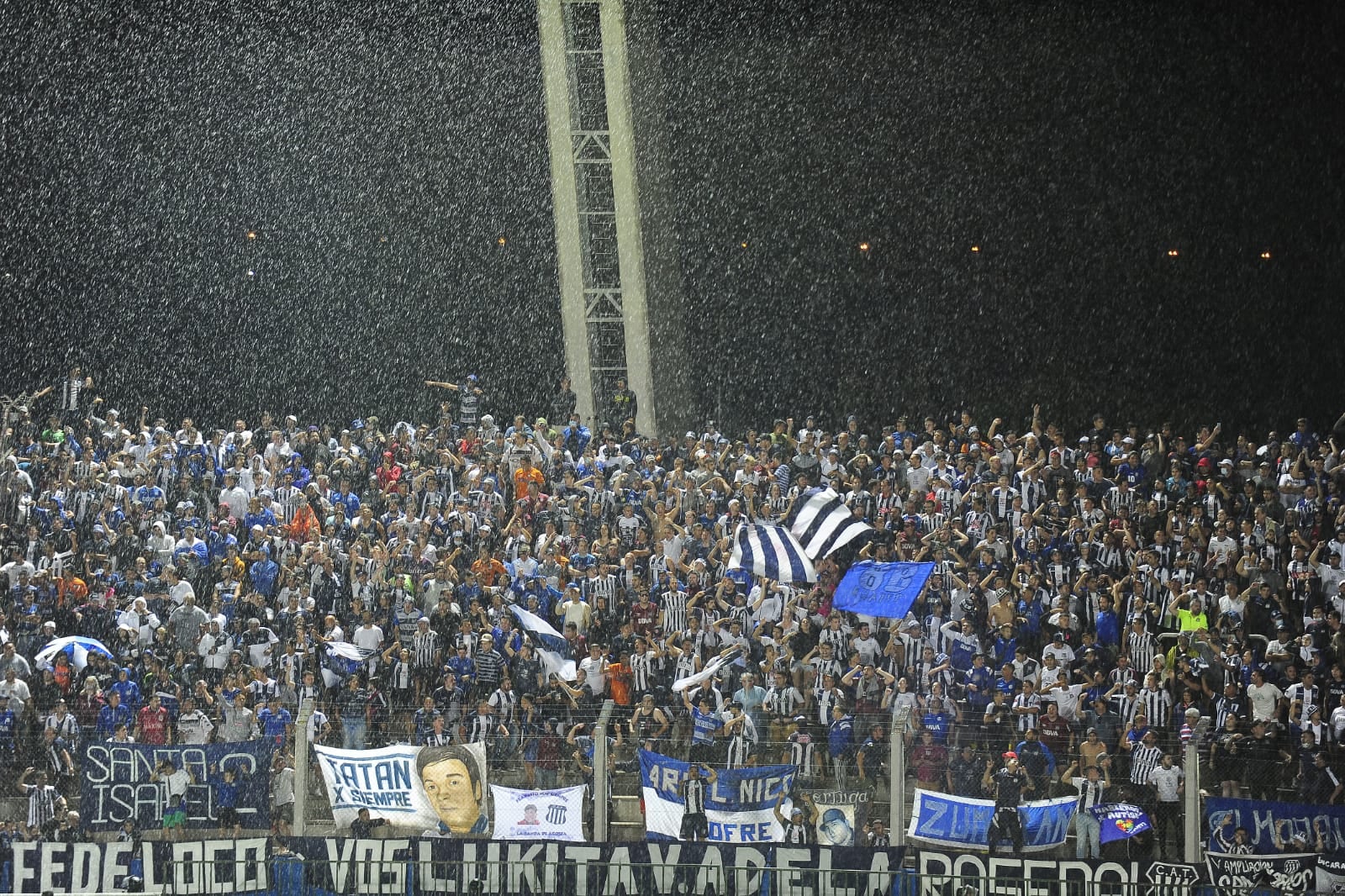 Hinchada de Talleres en el Juan Gilberto Funes de La Punta.