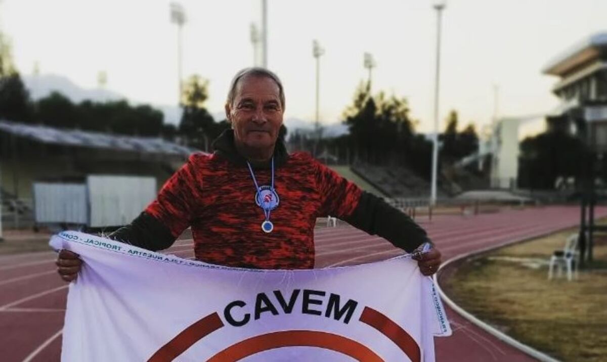 Tiene 75 años, es mendocino y rompió tres veces el récord nacional de salto triple en atletismo